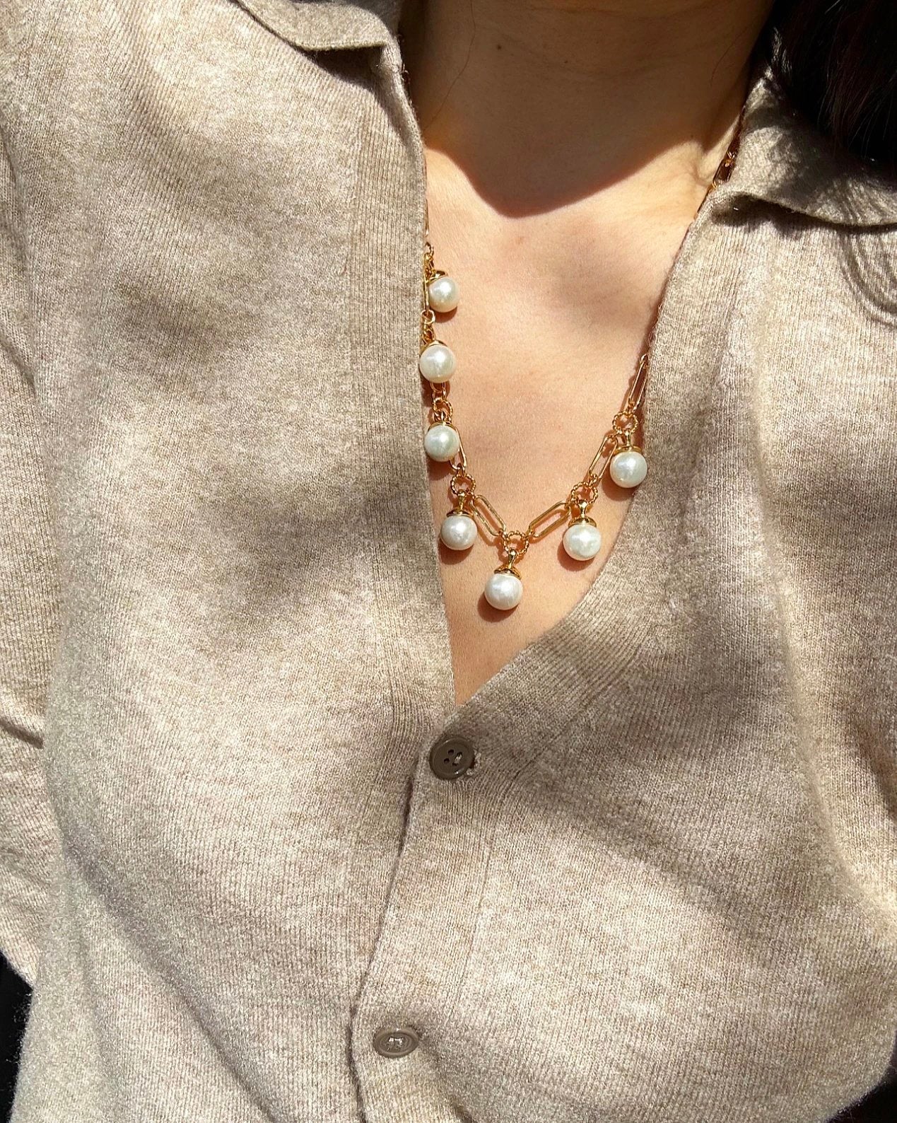 NE188 “Clavicle Beauty” Handmade Ultra-Lustrous Freshwater Pearl Adjustable Necklace with Delicate Bell Charm