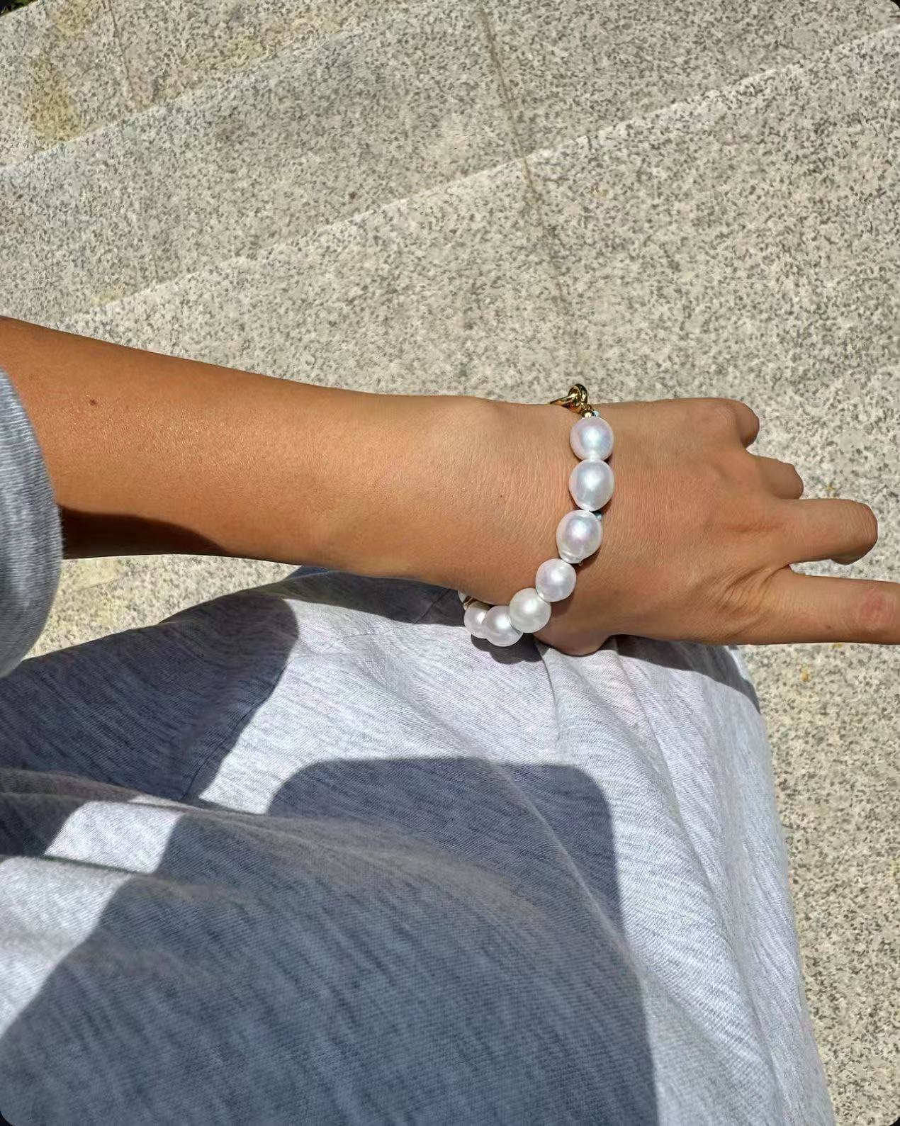 BR049 Gold Baroque-Style Pink Bracelet with High-Luster Iridescent Shine