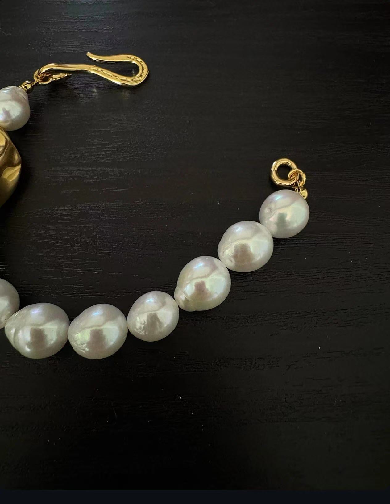 BR049 Gold Baroque-Style Pink Bracelet with High-Luster Iridescent Shine