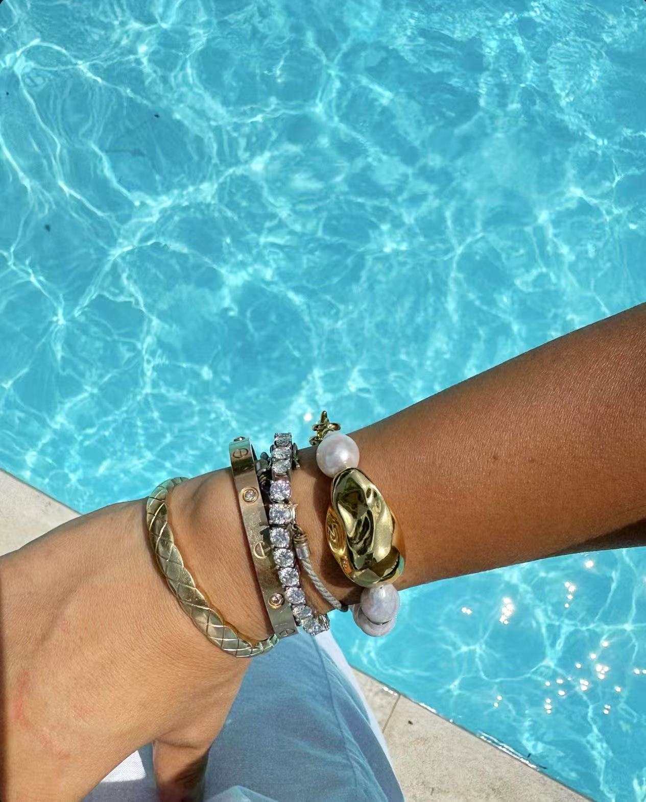 BR049 Gold Baroque-Style Pink Bracelet with High-Luster Iridescent Shine