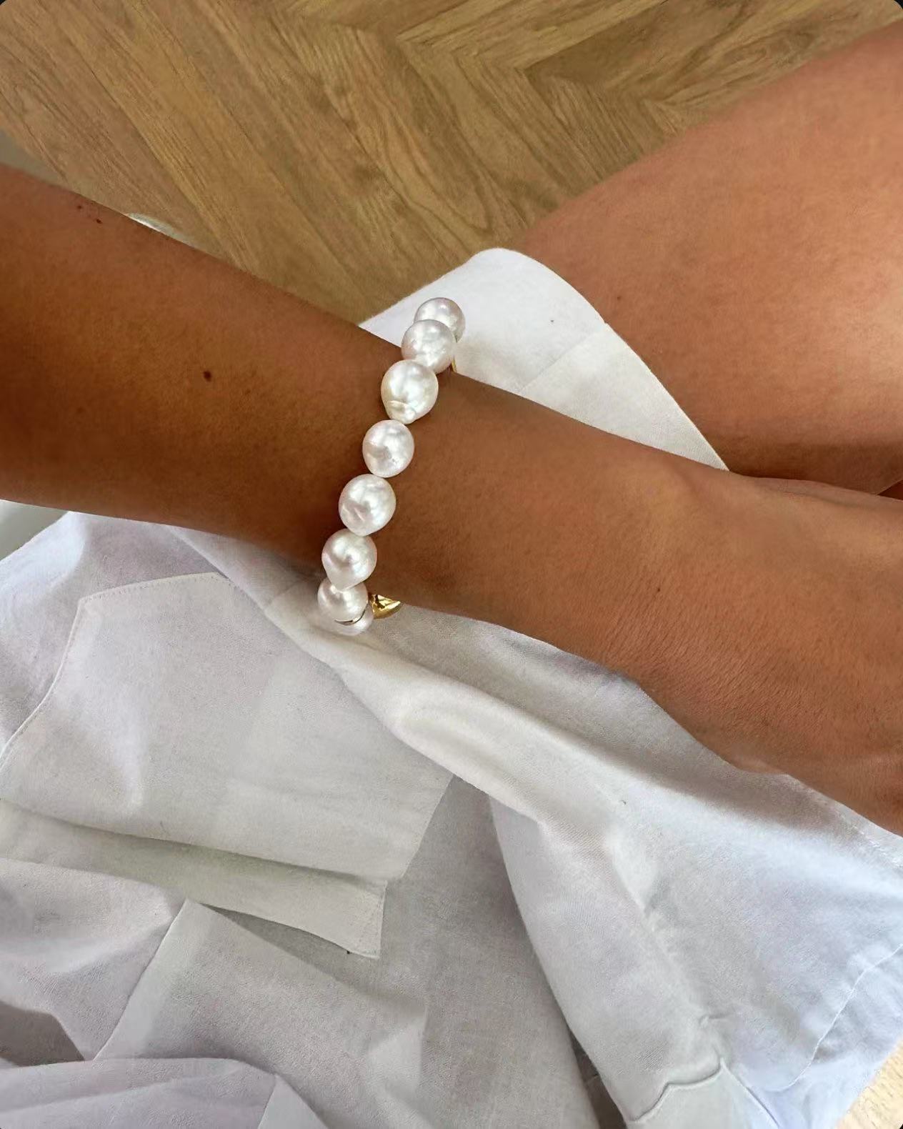 BR049 Gold Baroque-Style Pink Bracelet with High-Luster Iridescent Shine