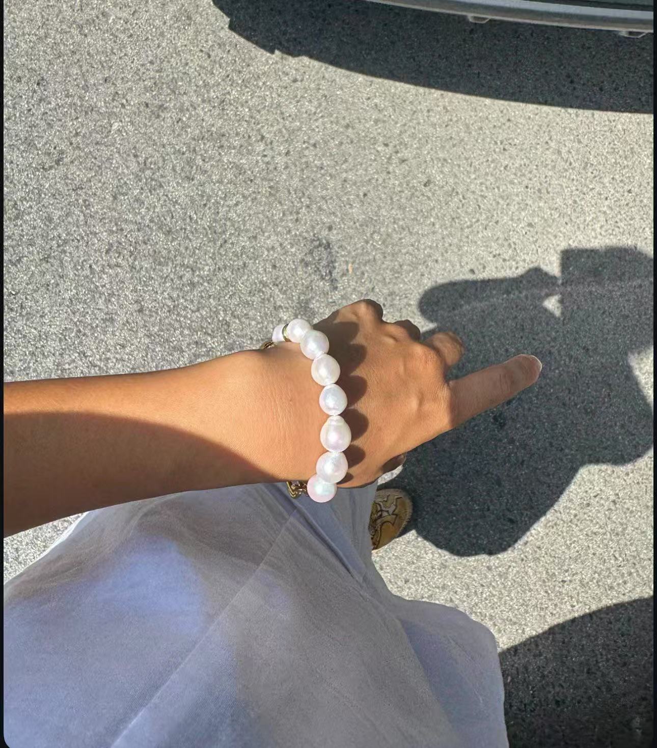 BR049 Gold Baroque-Style Pink Bracelet with High-Luster Iridescent Shine