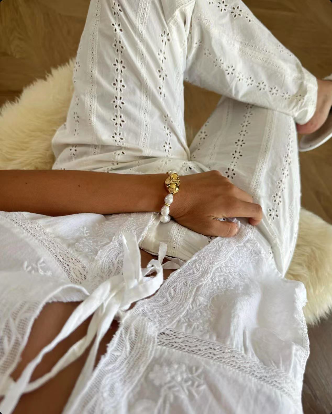 BR049 Gold Baroque-Style Pink Bracelet with High-Luster Iridescent Shine