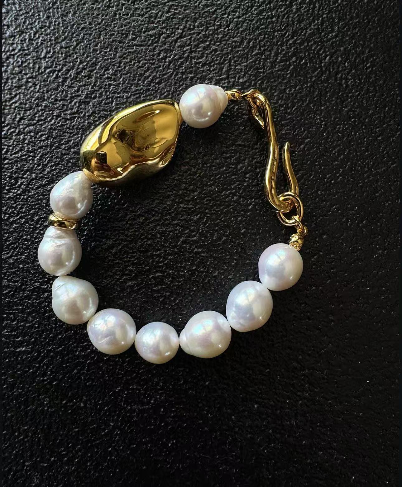 BR049 Gold Baroque-Style Pink Bracelet with High-Luster Iridescent Shine