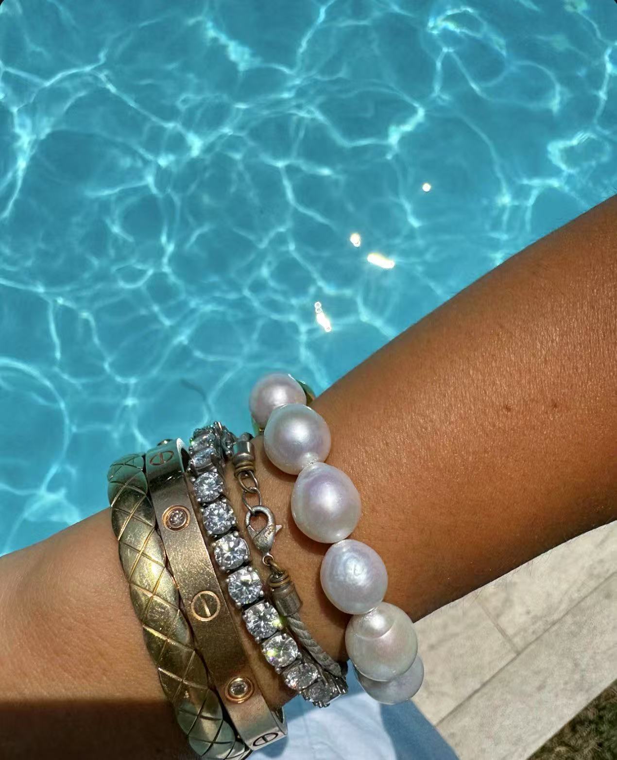 BR049 Gold Baroque-Style Pink Bracelet with High-Luster Iridescent Shine