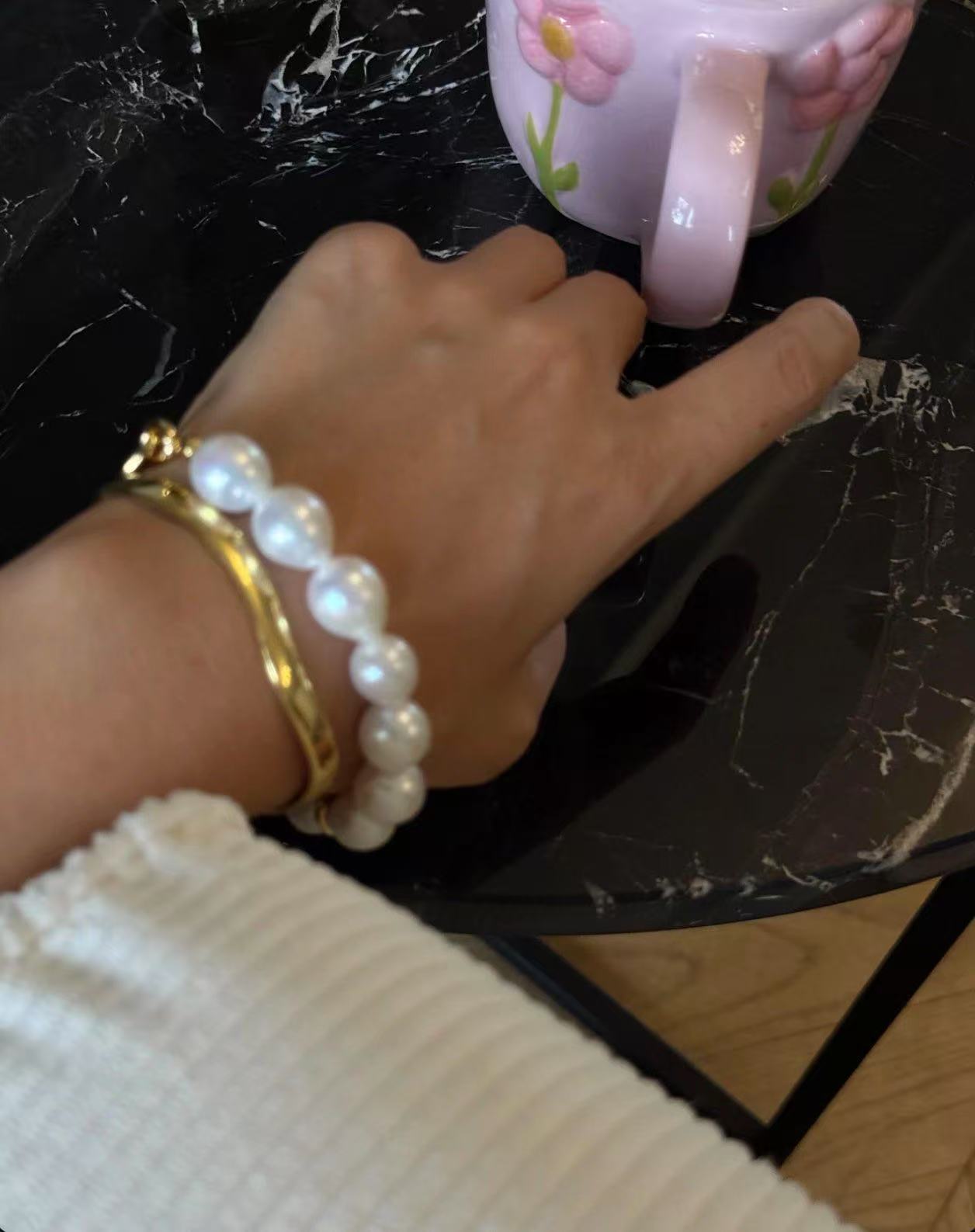 BR049 Gold Baroque-Style Pink Bracelet with High-Luster Iridescent Shine