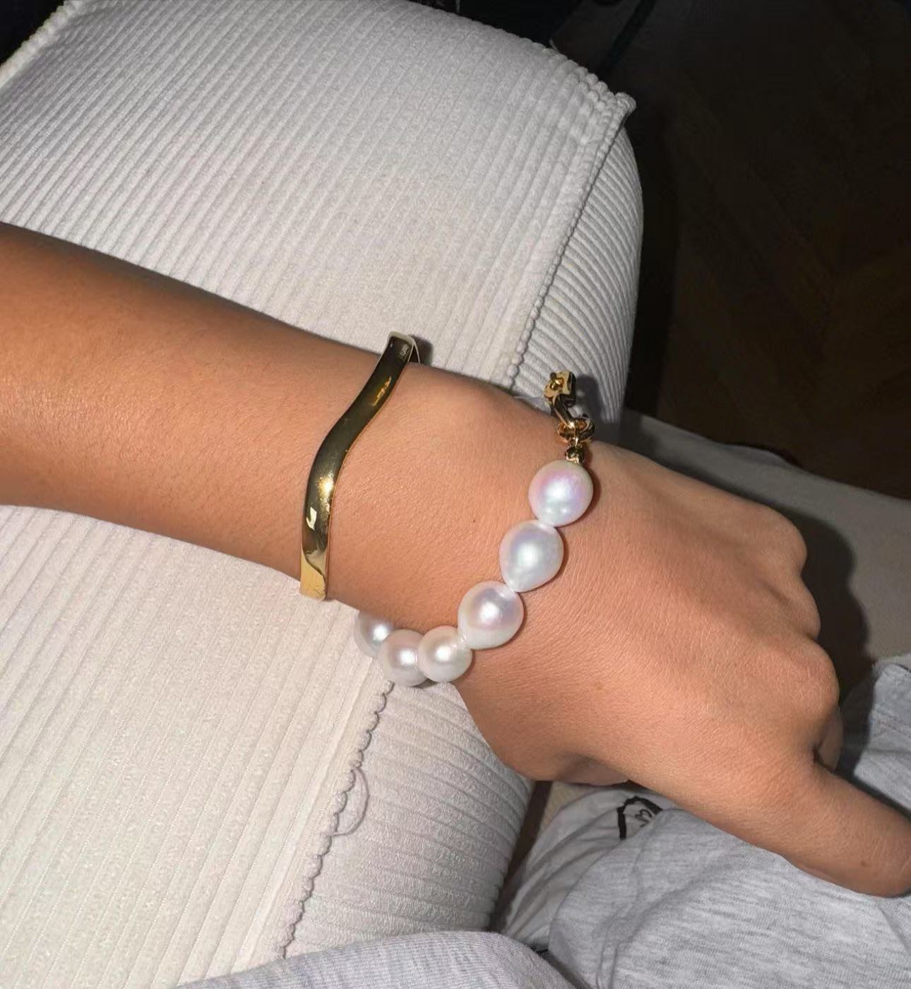 BR049 Gold Baroque-Style Pink Bracelet with High-Luster Iridescent Shine