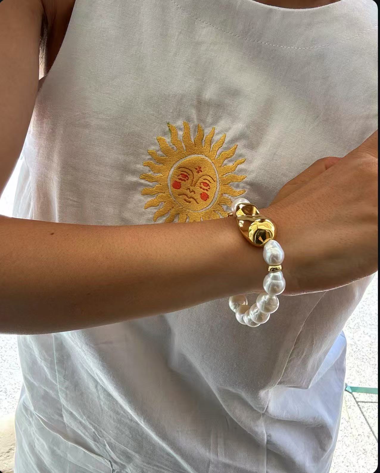 BR049 Gold Baroque-Style Pink Bracelet with High-Luster Iridescent Shine