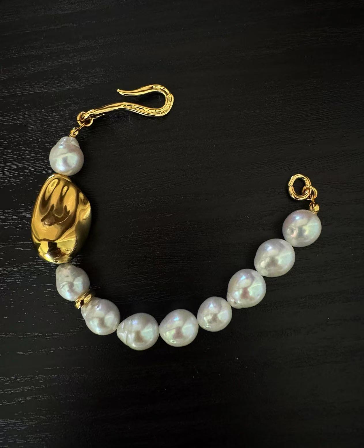 BR049 Gold Baroque-Style Pink Bracelet with High-Luster Iridescent Shine