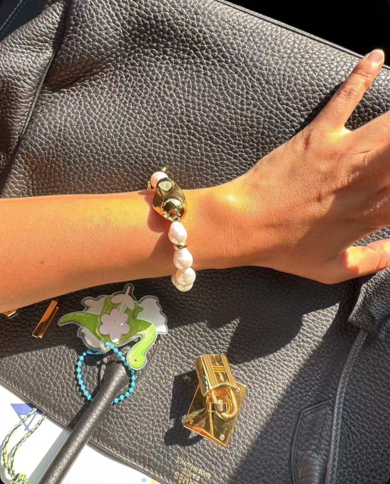 BR049 Gold Baroque-Style Pink Bracelet with High-Luster Iridescent Shine